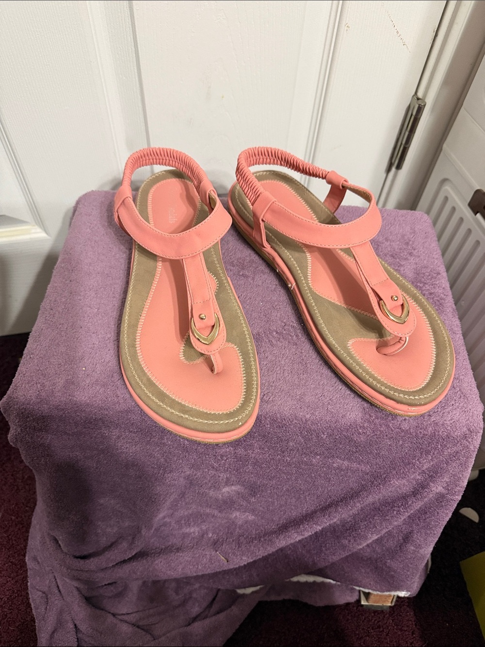 Comfort Coral T-Strap Women’s Sandals with Elastic Heel